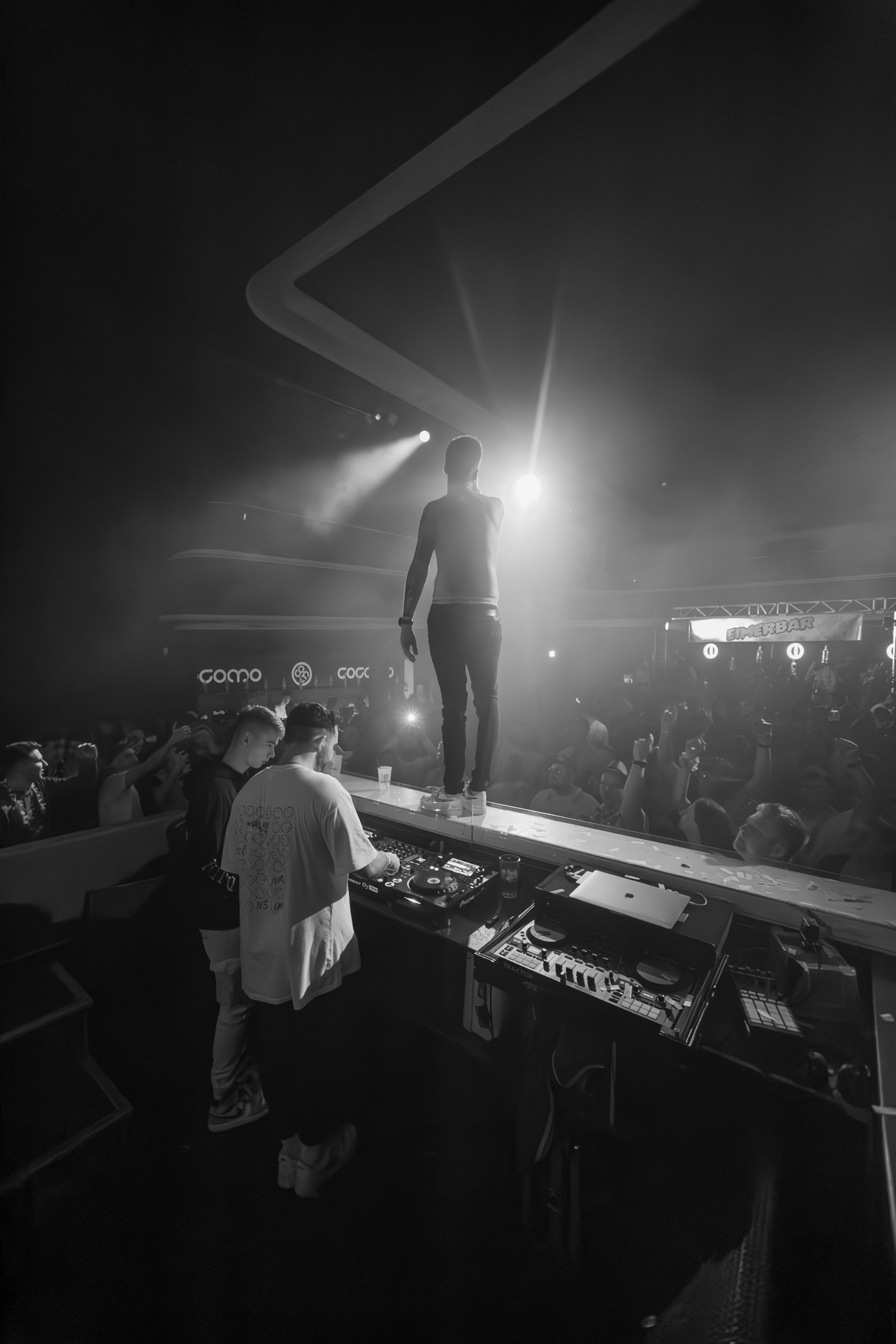 DJ Robin auf einer Bühne während einer deutschlandweiten Tour