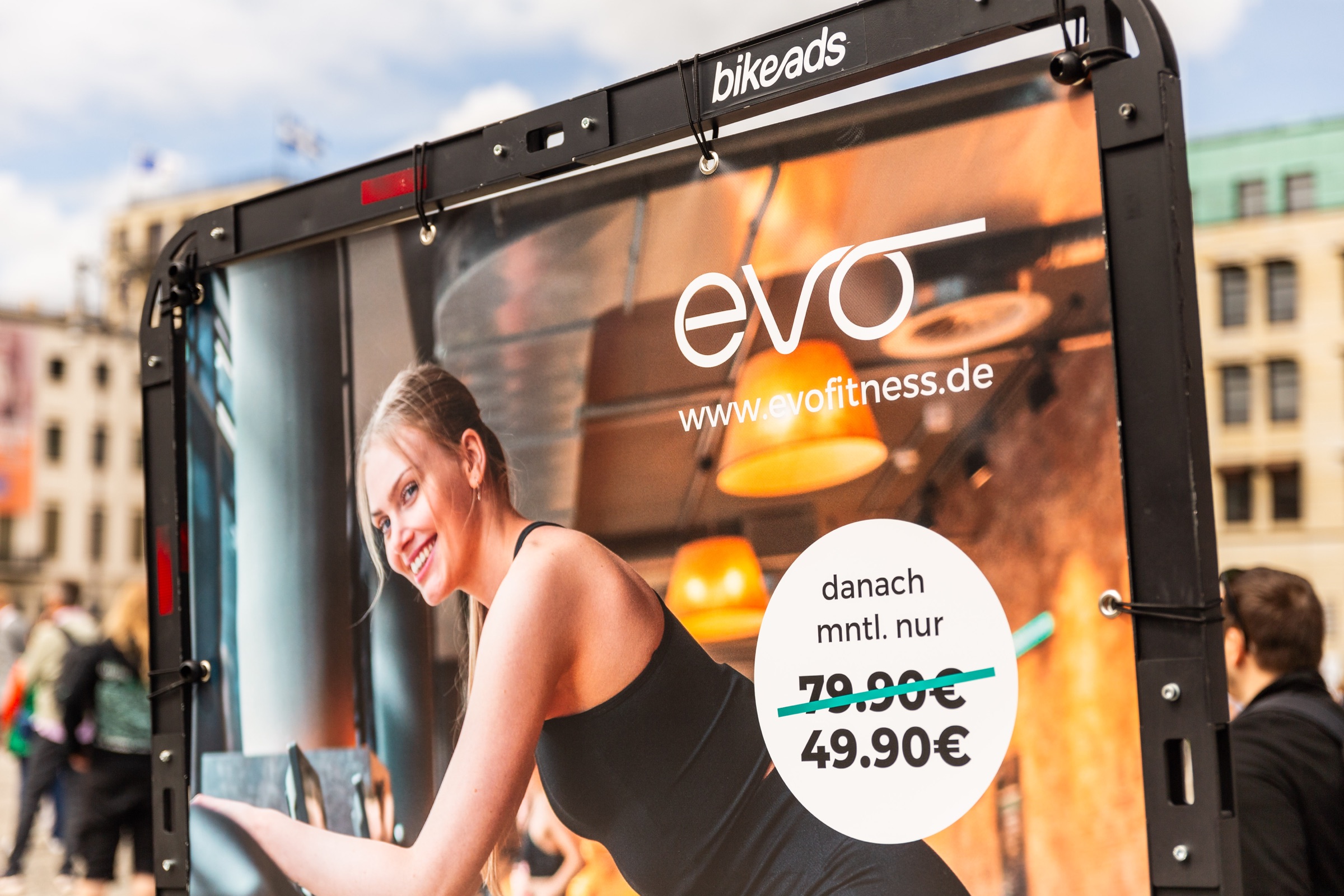 Detailaufnahme einer Bike-Ads-Kampagne in Berlin