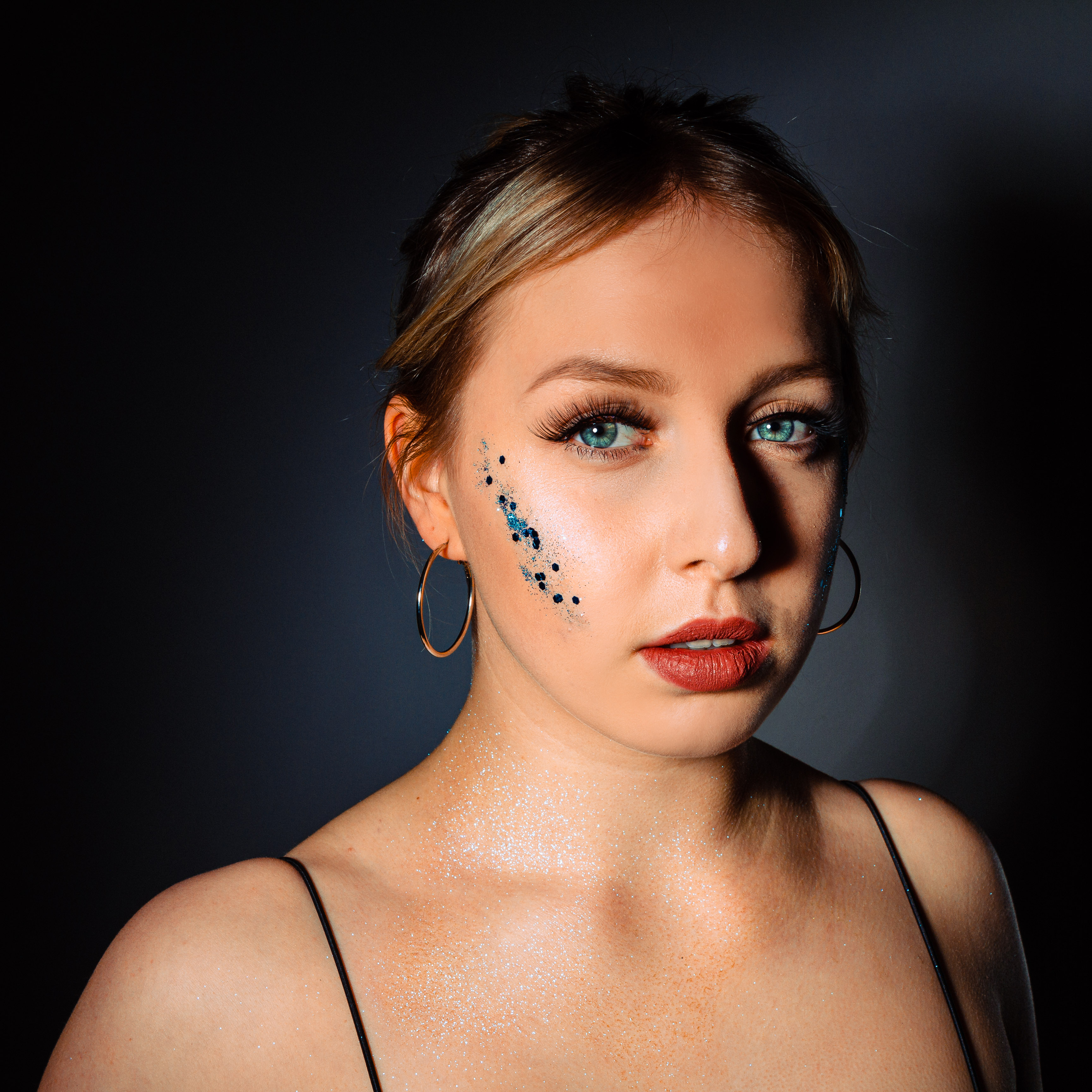 Beauty-Portrait mit hartem Studiolicht und präzise gesetzten Schatten