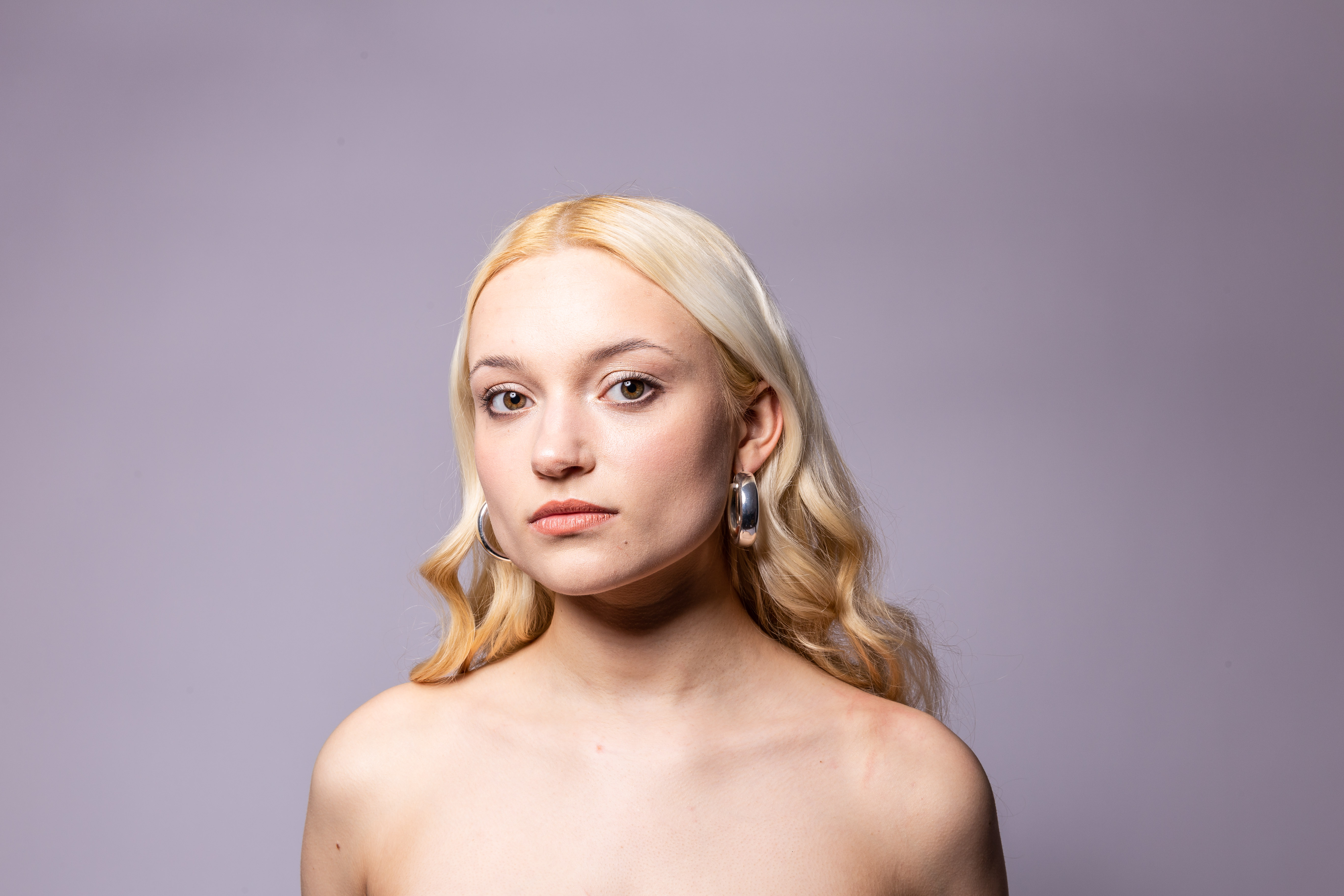 Beauty-Fotografie mit weicher Lichtsetzung und neutralem Hintergrund