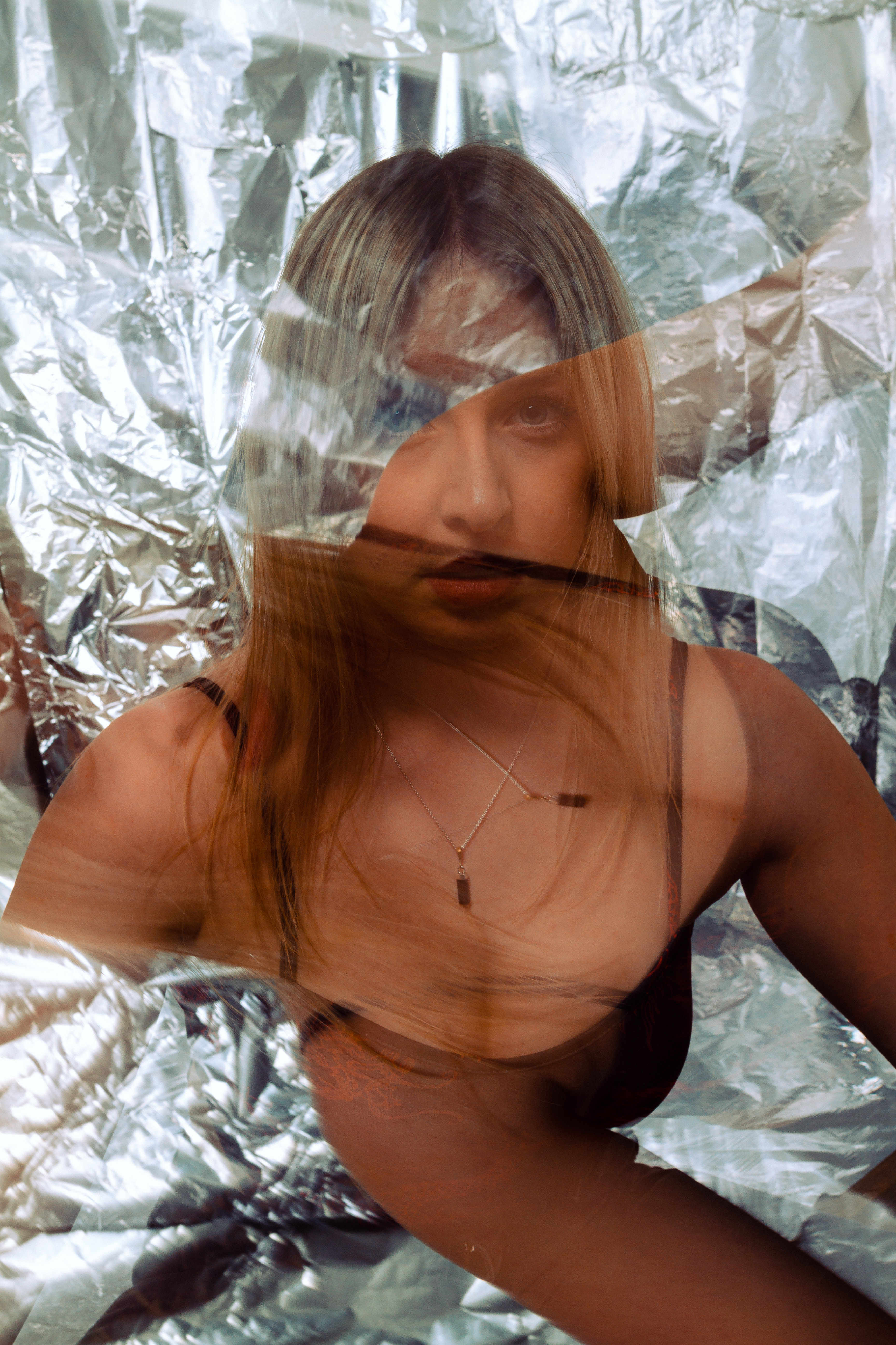 Experimentelles Portrait mit Reflexionen und mehrschichtiger Lichtwirkung