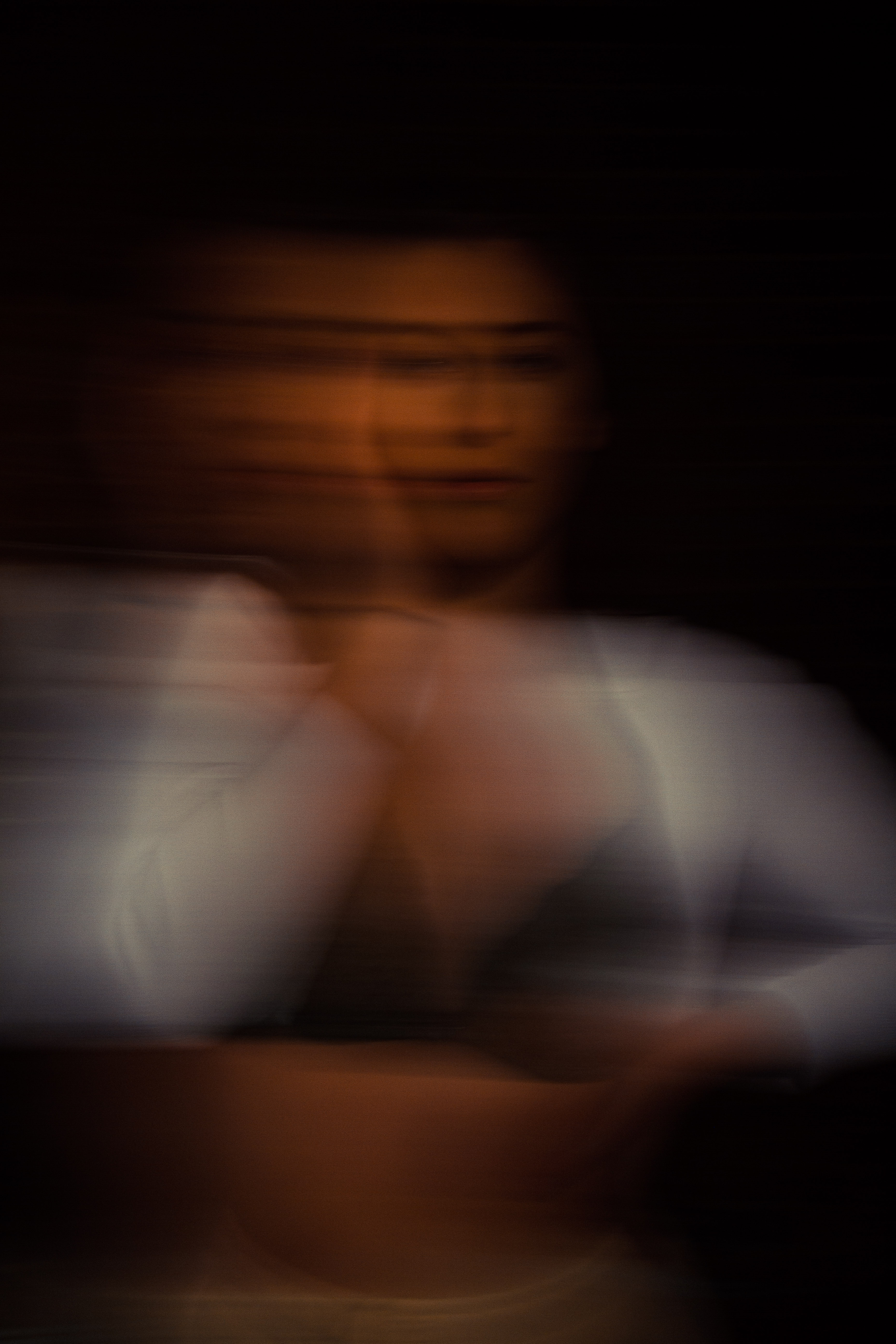 Experimentelles Portrait mit Langzeitbelichtung und Bewegungsunschärfe