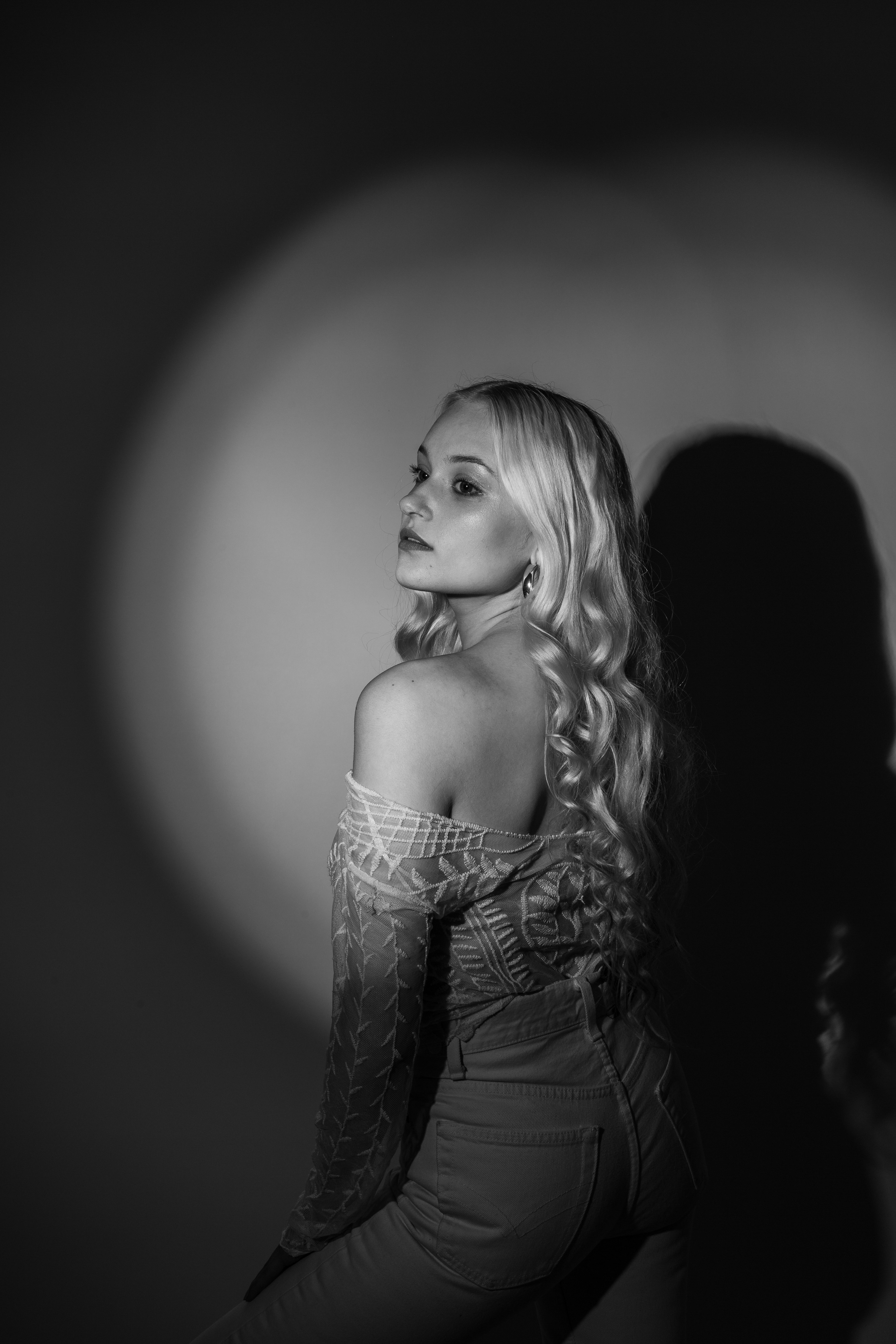 Schwarzweiß-Portrait mit hartem Schatten und grafischer Lichtwirkung
